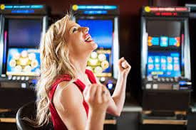 Pemain menyaksikan dealer Baccarat secara real time di platform Live Casino